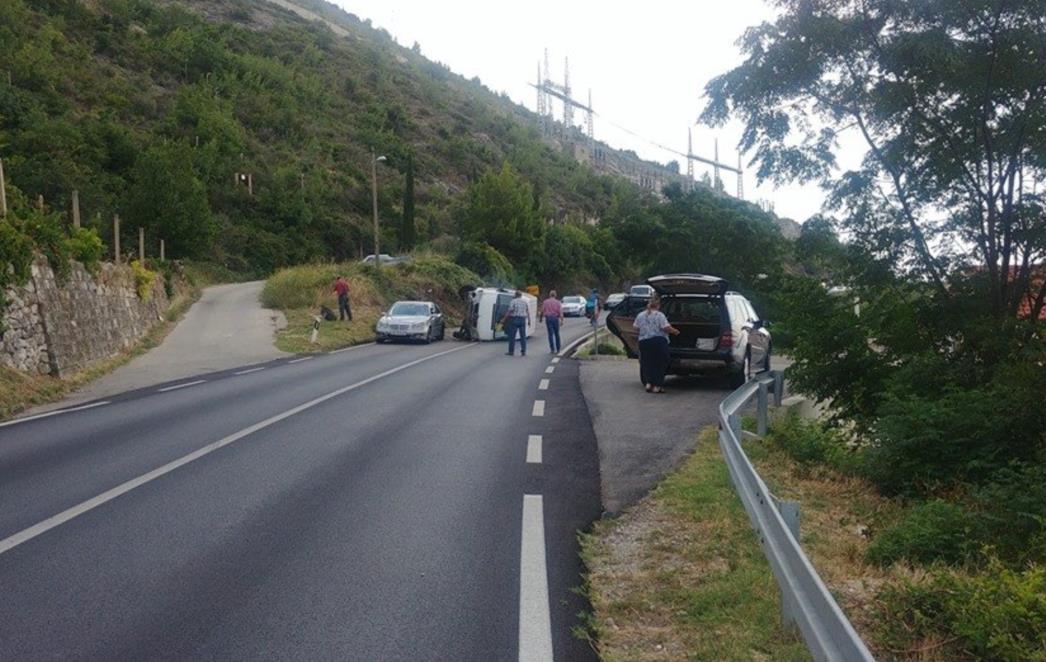 PREVRNUO SE KOMBI Prometna nesreća u Platu (FOTO)