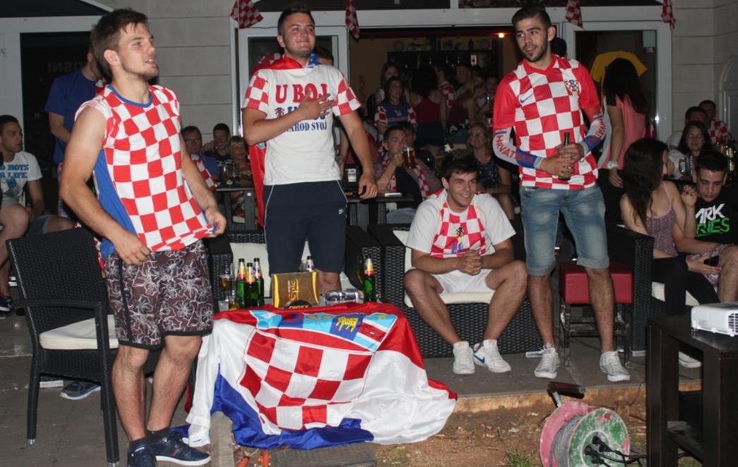 NOGOMETNA EUFORIJA U DUBROVNIKU: Kafići i ulice su bili prepuni, navijali i veliki i mali!/FOTOGALERIJA/