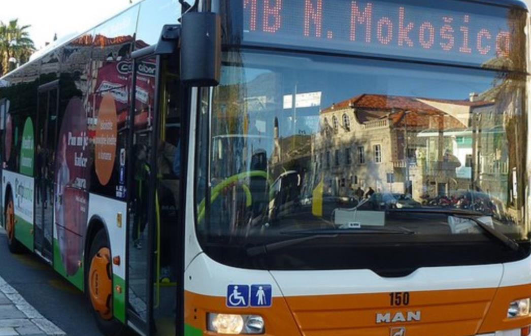 JOŠ JEDAN INCIDENT U MOKOŠICI: Maloljetnik (17) razbio staklo na Libertasovom autobusu!