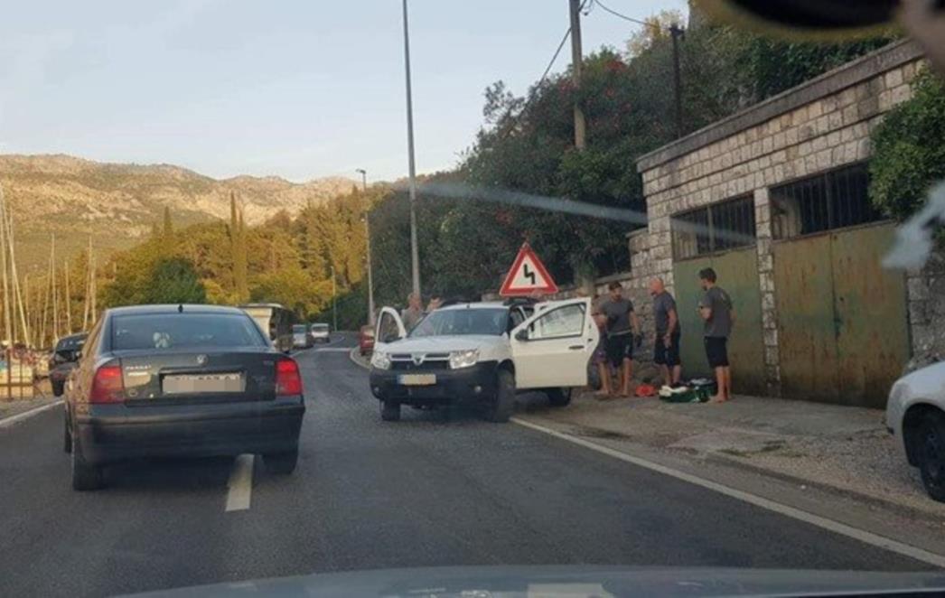 SUDAR DVAJU AUTOMOBILA U prometnoj nesreći u Čajkovićima nastala materijalna šteta