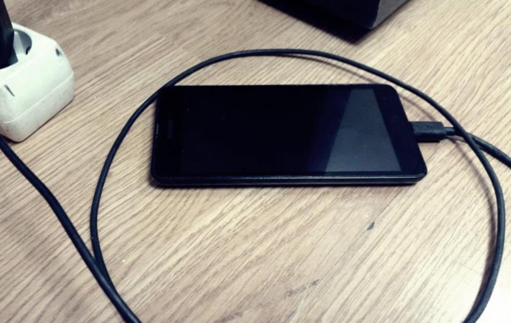 ZAGAĐUJU  NAŠ  OKOLIŠ  Koliko  smartphone-a  imamo  i  kako  se  to  odražava  na  naš  životni  prostor