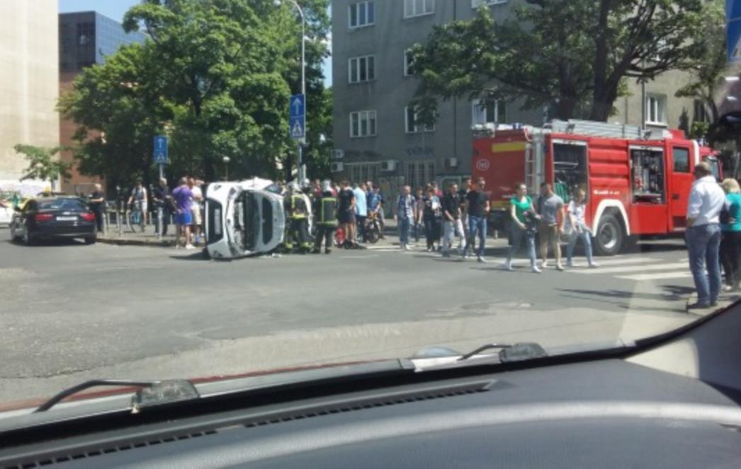 Toyota se prevrnula na bok, vozačici u pomoć odmah priskočili prolaznici