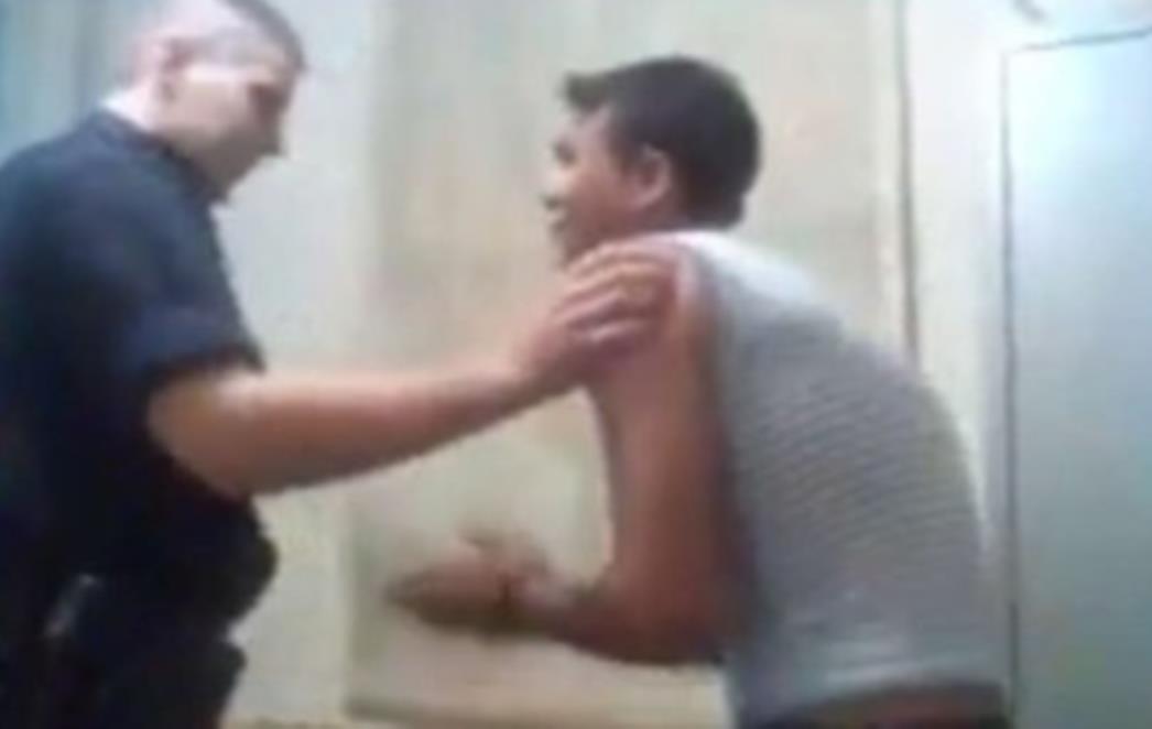ŠOKANTAN VIDEO Policajac tuče bespomoćnog Roma