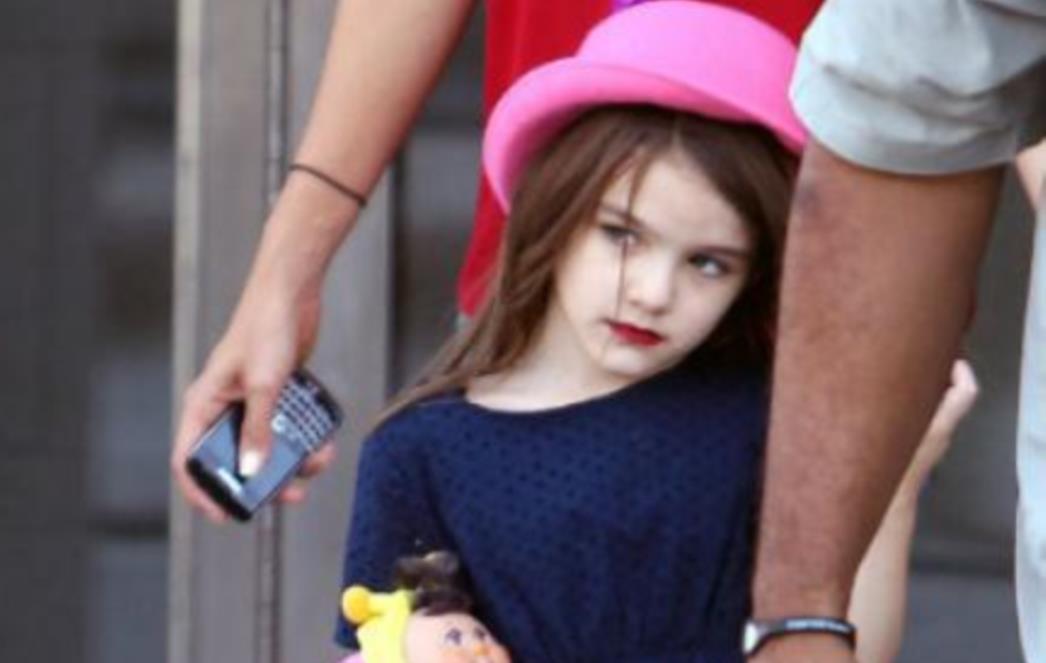Petogodišnja Suri Cruise ponosno pokazala crveni ruž na usnama