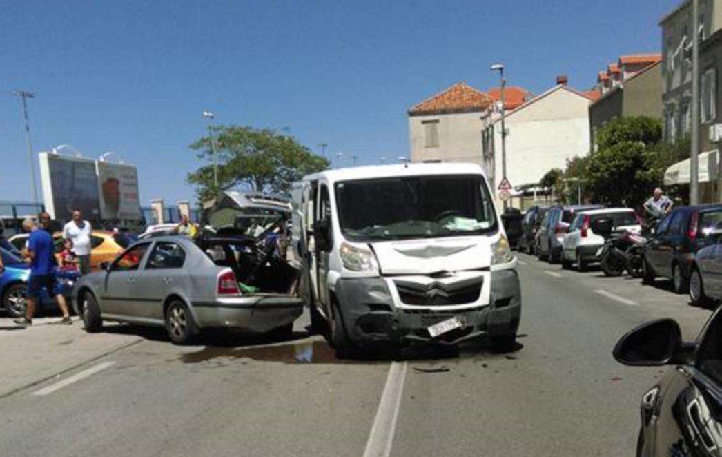 PROMETNA NESREĆA U DUBROVNIKU: Sudar automobila i kombija na Kantafigu /FOTO/