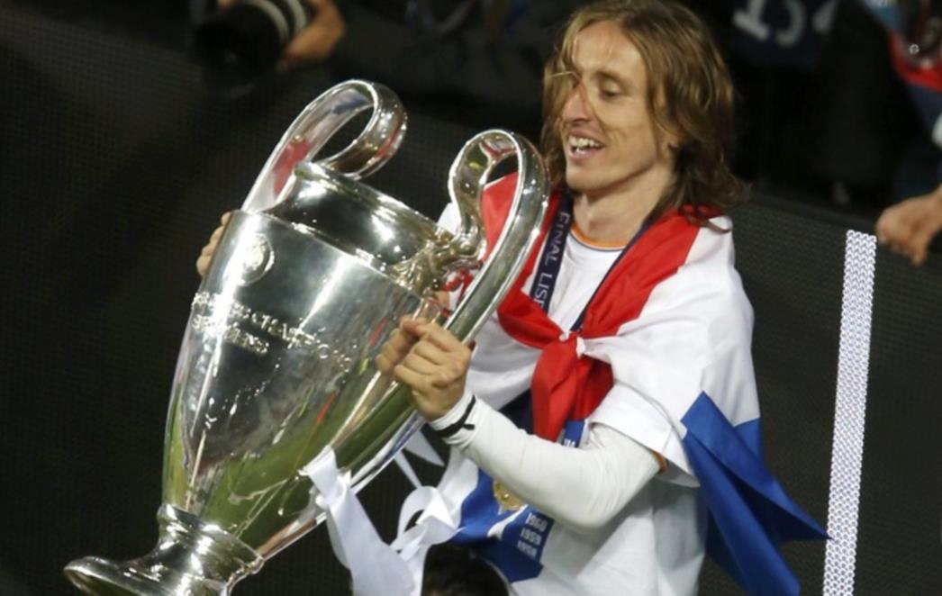 Modrić ogrnut zastavom: Ovu pobjedu poklanjam ljudima nastradalima u poplavi