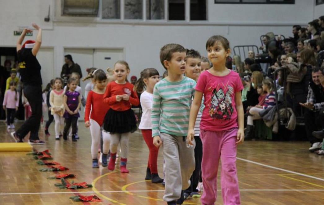 BOŽIĆNA REVIJA GIMNASTIKE I PLESA U OŠ MOKOŠICA: Pogledajte nastup dubrovačkih mališana! (FOTO/VIDEO)