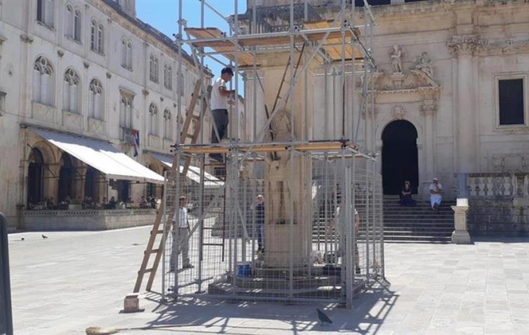 ORLANDO UGLEDAO SVJETLO DANA Ne nalazi se više unutar drvene skele, no i dalje je ograđen žicom (FOTO)
