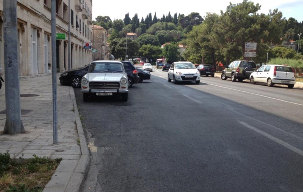 PARKIRANJE 'NA DIVLJE':  Automobilima zauzeli pola kolničke trake na Batali (FOTO)