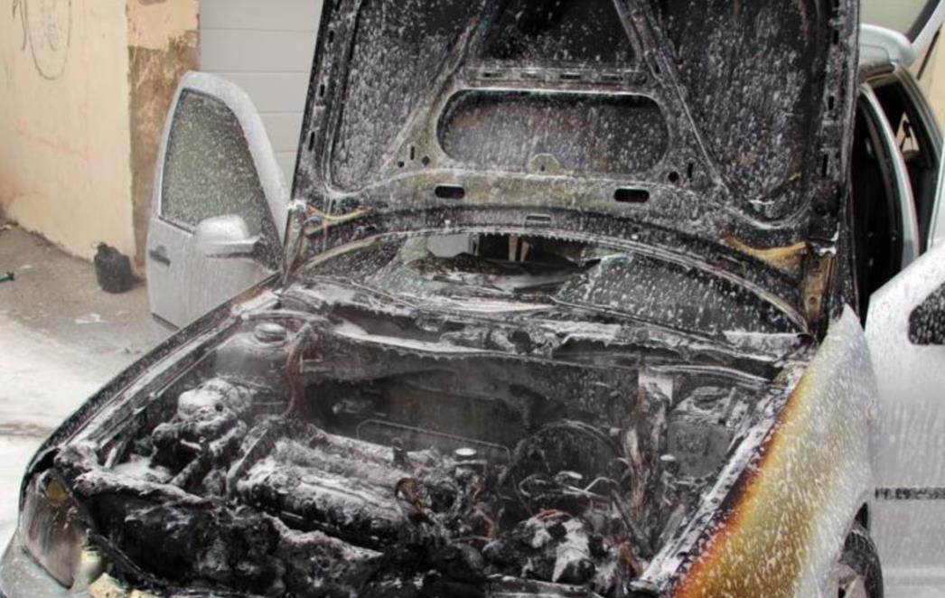 BOŽIĆNI PALEŽ ILI NEŠTO DRUGO: Izgorio BMW, uništena još tri automobila