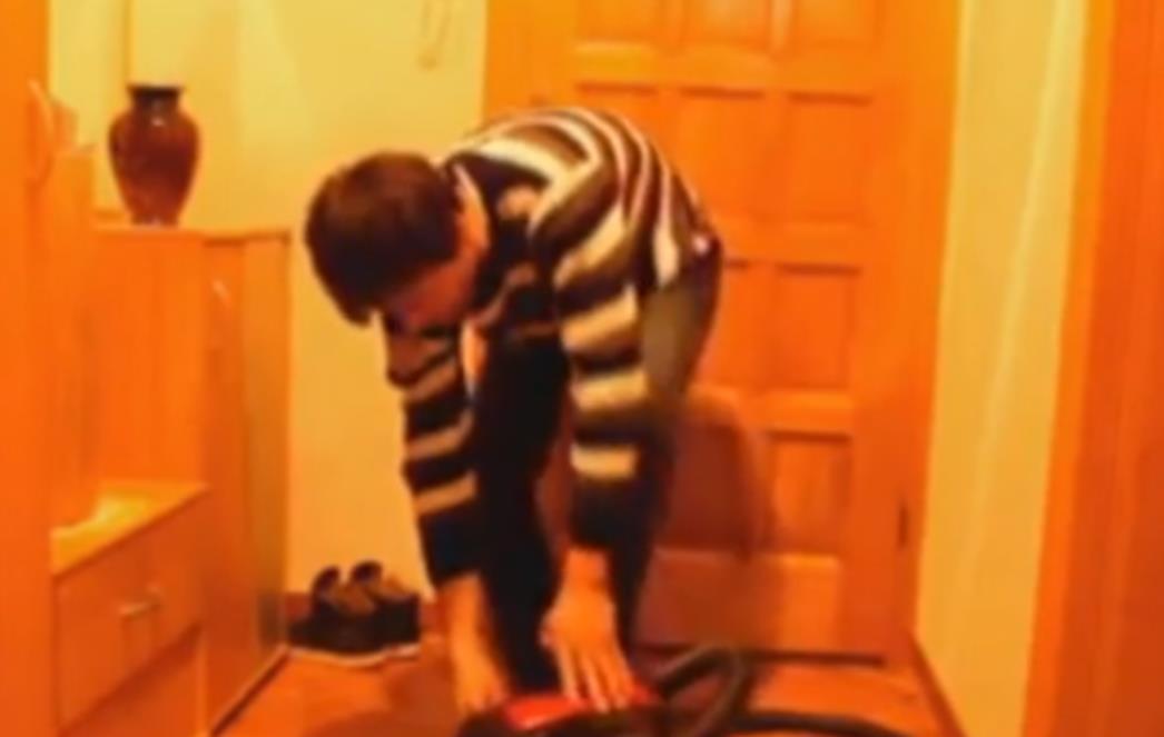 VIDEO KOJI ĆE VAS NASMIJATI DO SUZA: Pogledajte kako Bosanac pali usisavač!