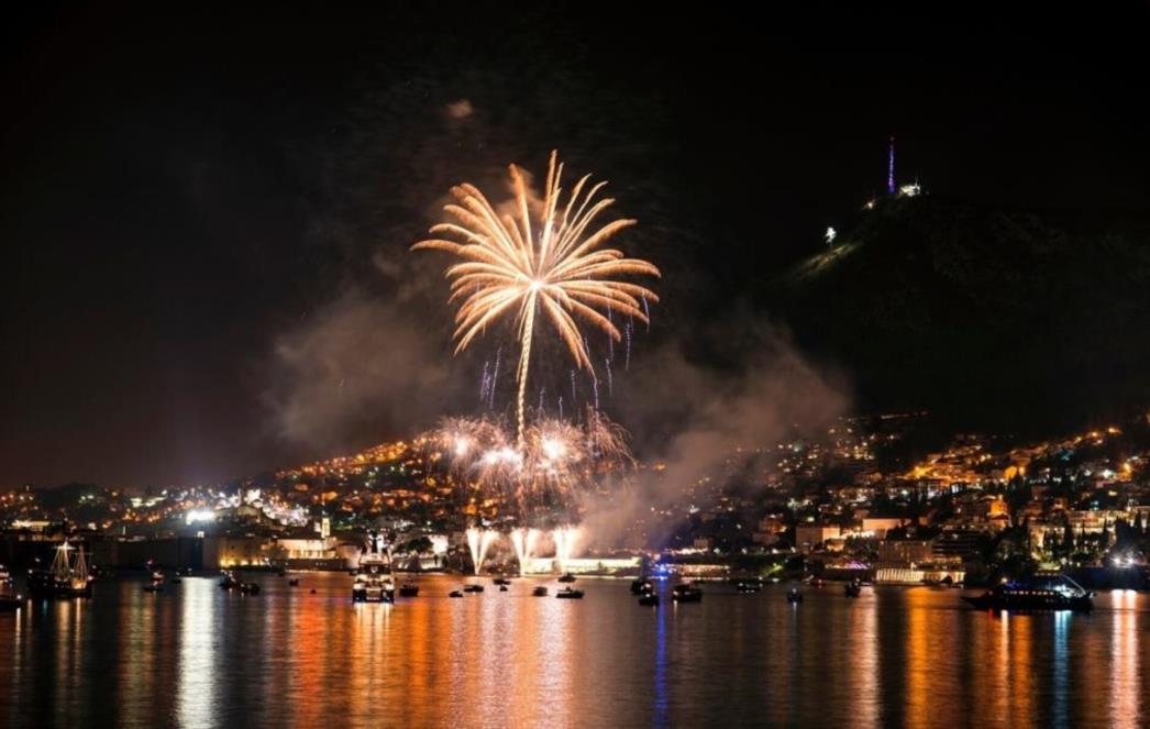 DOČEK BEZ PLANA Što znači kolektivna euforija forsiranja veselja pod svaku cijenu?
