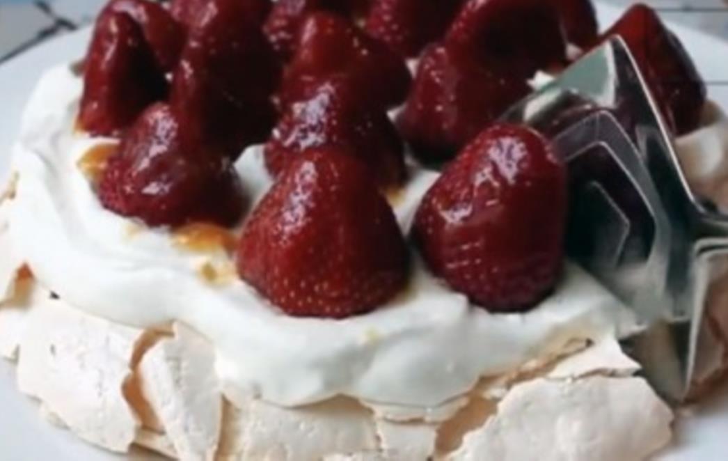 Pavlova torta: Brzinski recept za najpopularniji hrskavi desert /VIDEO/