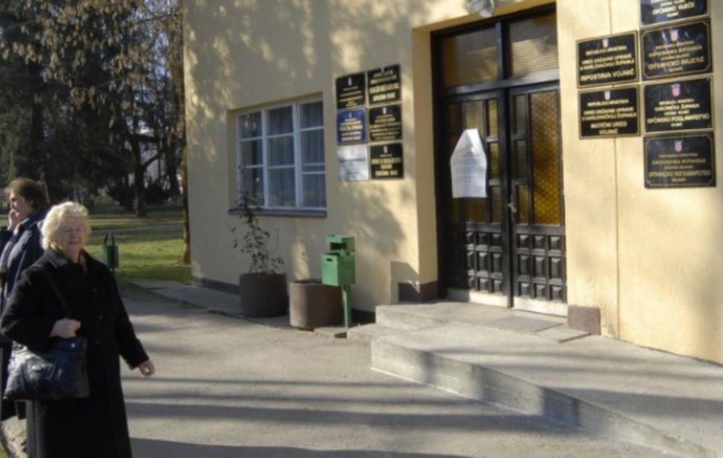 NASTAVLJENO SKIDANJE DVOJEZIČNIH PLOČA DILJEM HRVATSKE: Ploču s ćiriličnim natpisom skinuli i sa zgrade u Vojniću