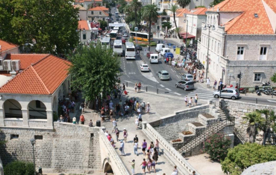 PROMETNA NESREĆA NA PILAMA: Libertasov autobus naletio na vozača taksija!