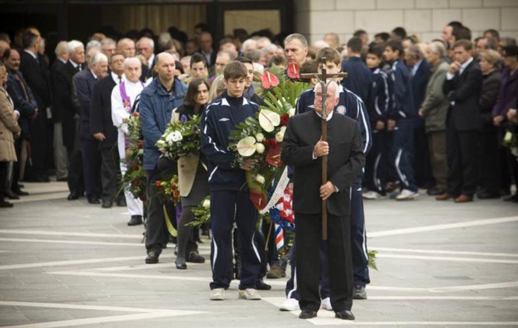 Legendarni kapetan Hajduka pokopan u Splitu (FOTO)