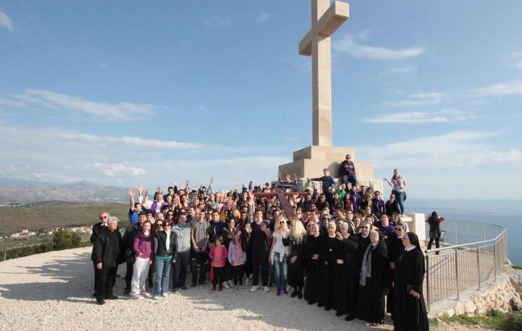 Križni put na Srđ okupio mnoštvo vjernika, a posebno mladih! /FOTO/
