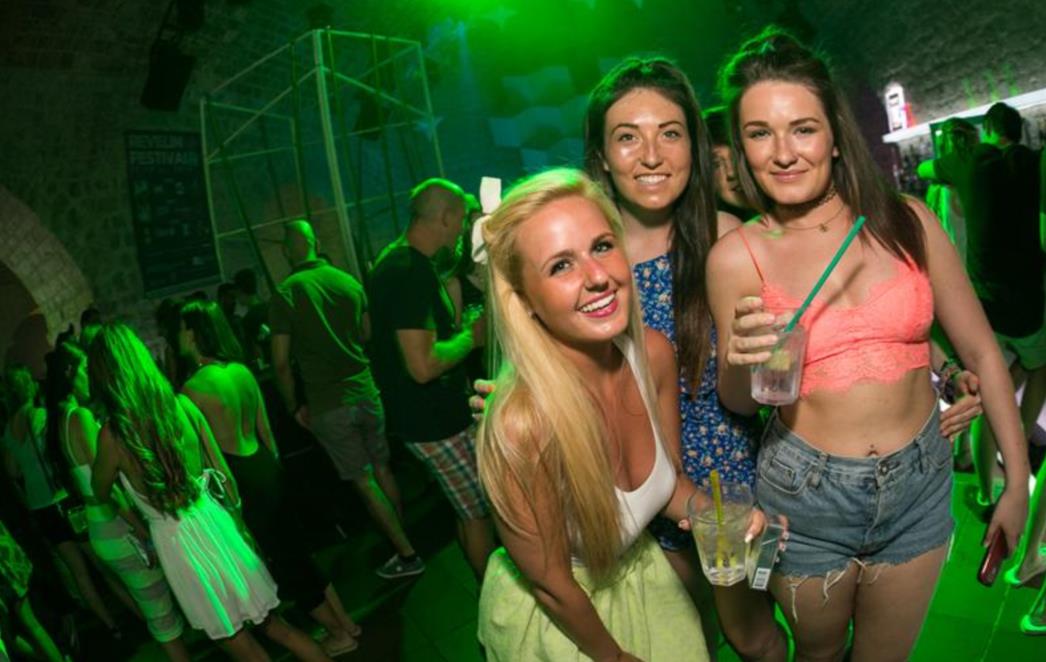 DRUGA VEČER REVELIN FESTIVALA: Trojac  koji je razdrmao publiku! /FOTOGALERIJA/