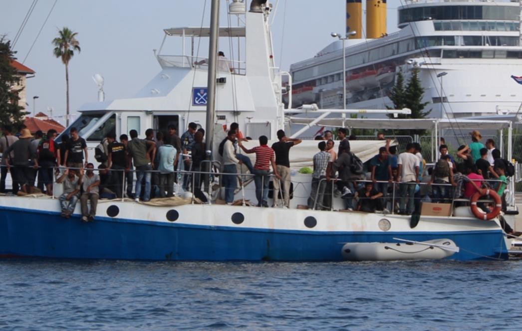 Jedrilica s imigrantima dotegljena u grušku luku, pri izlasku ljubili tlo (FOTO/VIDEO)