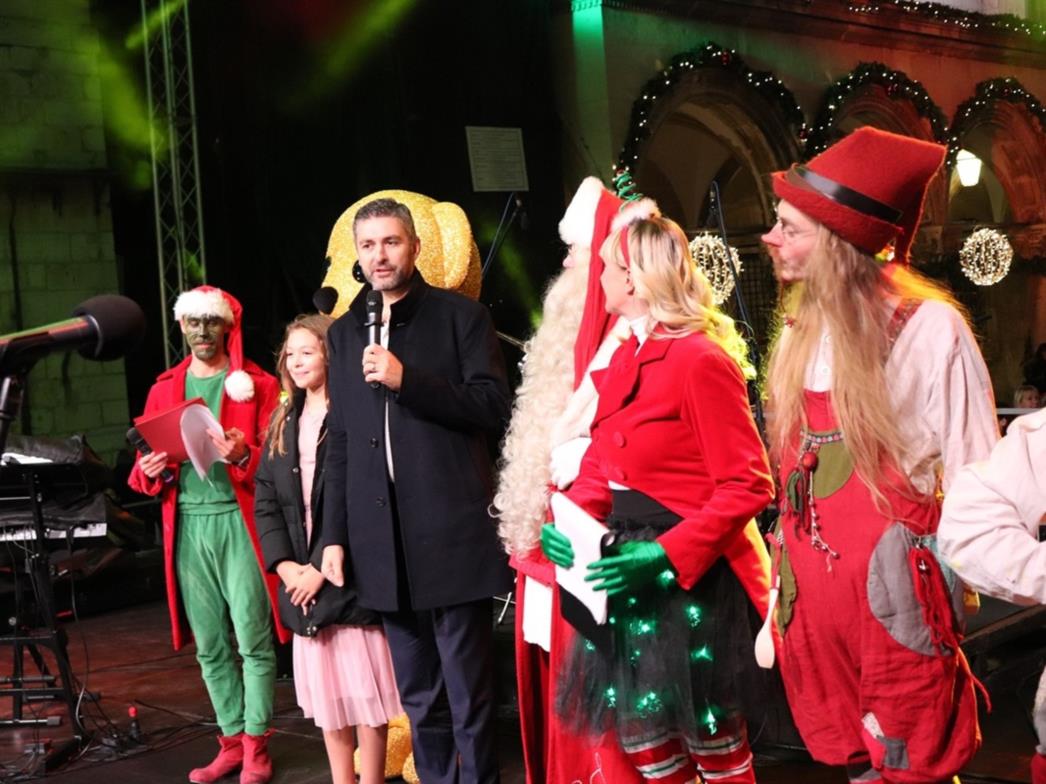 Upaljena prva adventska svijeća, otvoren 9. Dubrovački zimski festival