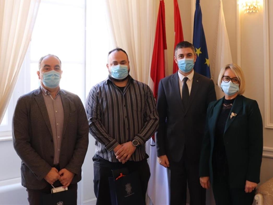 Dobitnik Državne nagrade tehničke kulture Tomo Sjekavica na prijemu kod gradonačelnika Frankovića