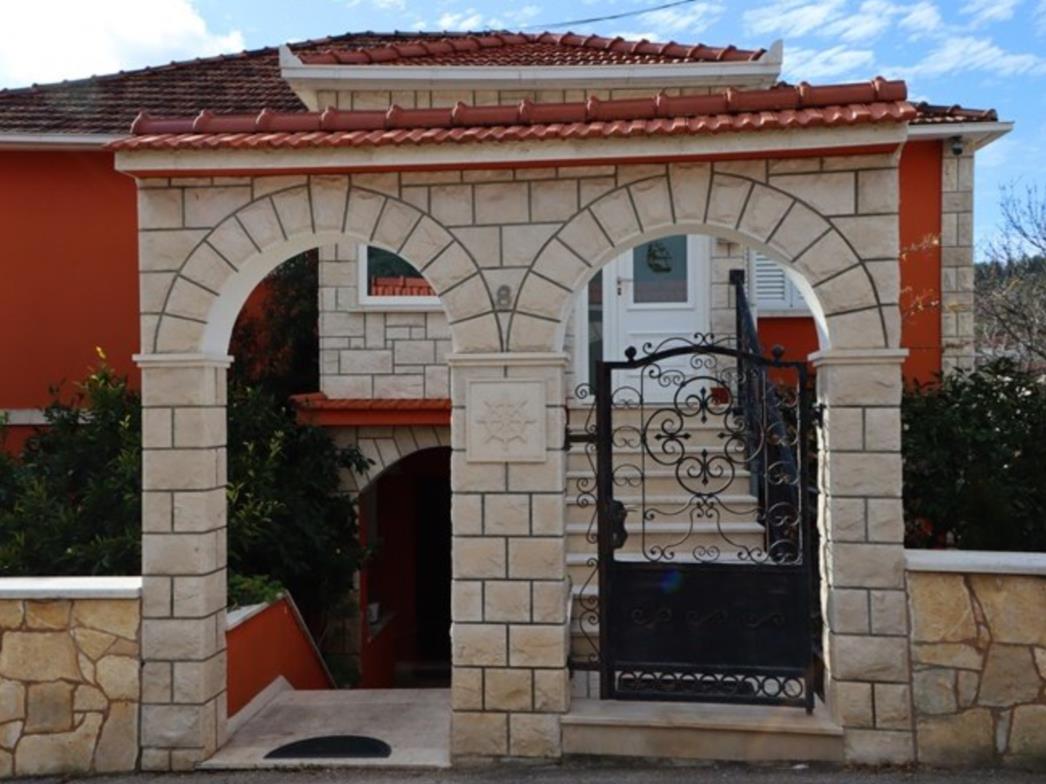 SLUŽBENI I NESLUŽBENI DETALJI UBOJSTVA NA KORČULI: Zatečen krvav u tgovini priznao kako je ubio majku!