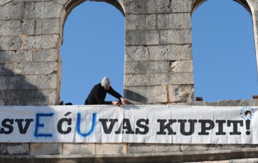 Na Dioklecijanovoj palači transparent protiv ulaska Hrvatske u EU