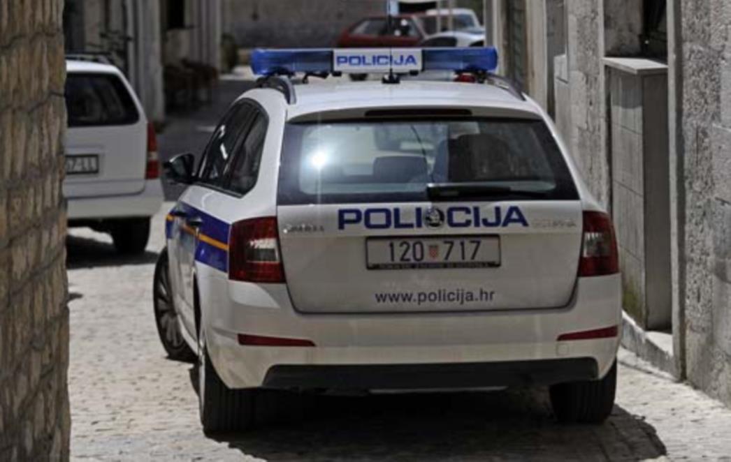 LJUBOVAO SA SPREMAČICOM, PA IM SE PRIDRUŽIO I NJEZIN SUPRUG POMORAC Dao 180.000 eura da ne objave slike seksa utroje 