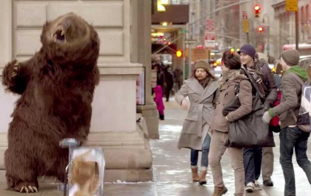KAKO BI VI REAGIRALI? Medvjed prošetao ulicama New Yorka i posijao strah! (VIDEO)