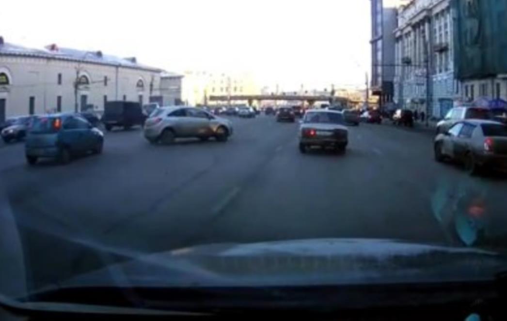 OVO NIJE BIZARNO, ALI JE STRAŠNO: Pogledajte kako Rusi parkiraju! (VIDEO)