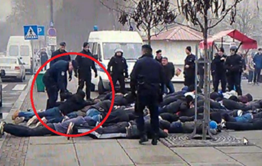 PROCURIO VIDEO! Pogledajte kako policajac brutalno gazi navijača Hajduka u centru Zagreba! 