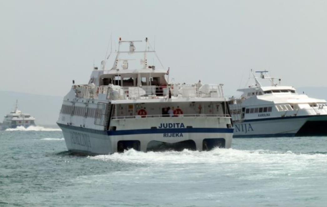 Zbog jakoga juga u prekidu katamaranske linije