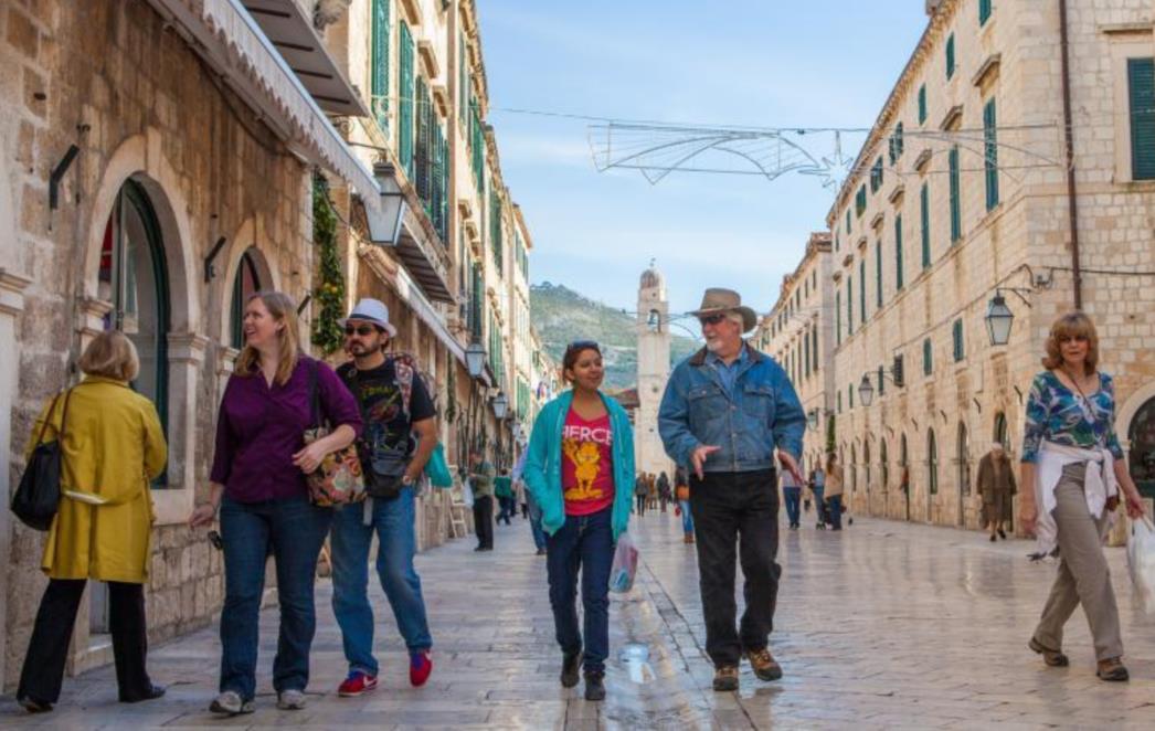 Stradun se ukrašava za blagdane, Dubrovčani i turisti uživaju u sunčanom vremenu (FOTOGALERIJA)