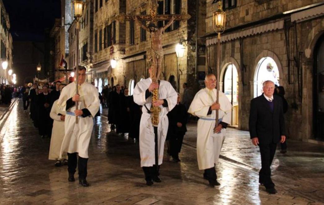 VELIKI PETAK U DUBROVNIKU: Procesija ulicama Grada okupila veliki broj vjernika /FOTOGALERIJA/