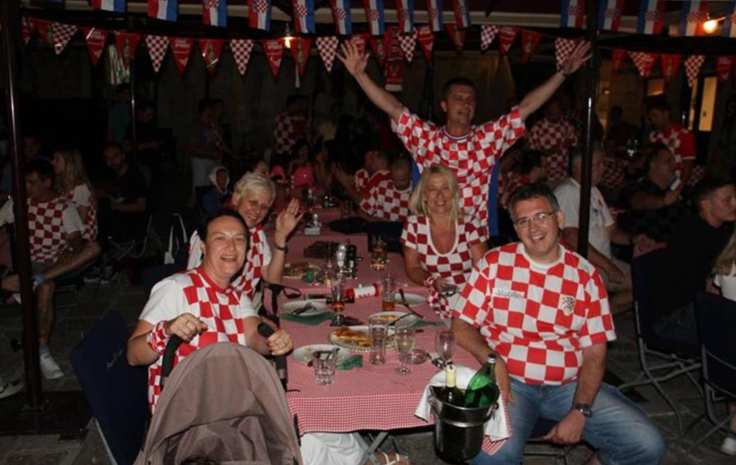 VATRENO ZA VATRENE U GRADU: Kako Dubrovčani i njihovi gosti navijaju! /FOTOGALERIJA/