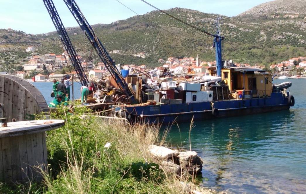 VRIJEDNI DJELATNICI ČISTOĆE U AKCIJI: Glomazni otpad stigao s Lopuda i Kalamote!
