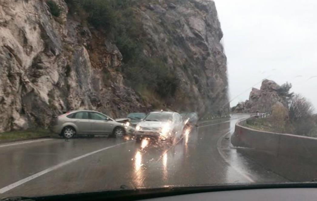 PROMETNA NESREĆA U BLIZINI KONAVALA: Vozilom se zabio u brdo!