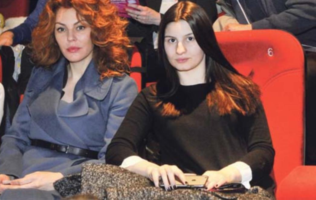 ZAJEDNIČKI IZLAZAK Elegantna Ana Šarić na Zagrebdox je došla s kćeri Tomislava Karamarka, svog životnog partnera