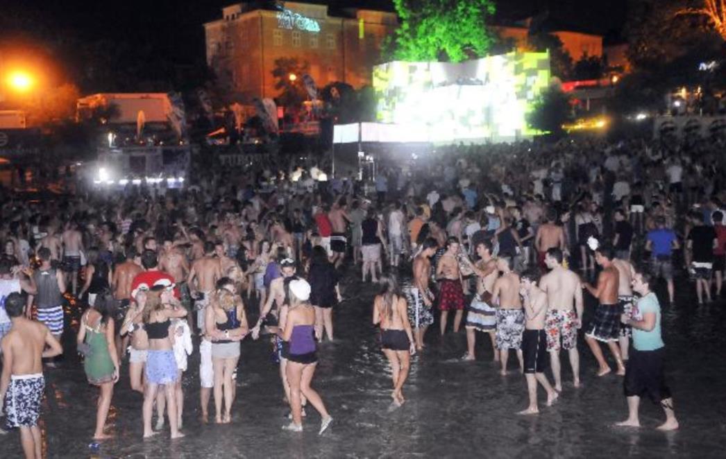 Polugola rasplesana tijela na Enter festivalu