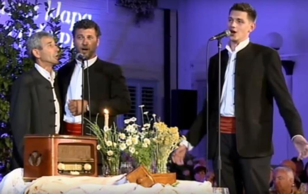 Muške  klape 'Porat' i 'Korda' iz Lumbarde u finalu Omiša
