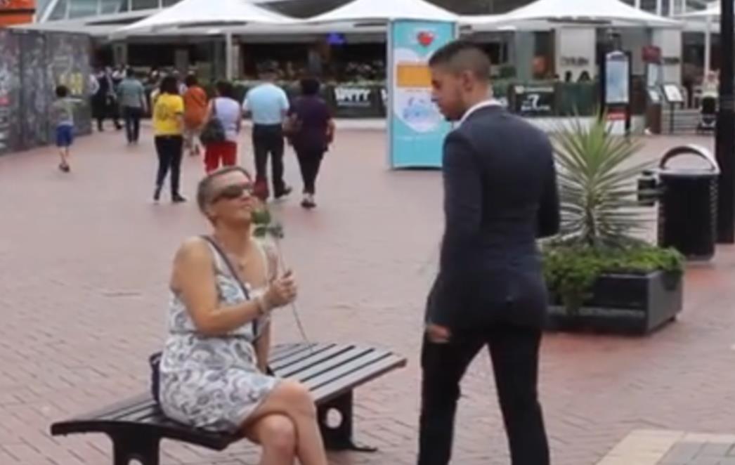 VIDEO KOJI ĆE VAS ZASIGURNO NASMIJATI: Ni Valentinovo nije prošlo bez podvala!