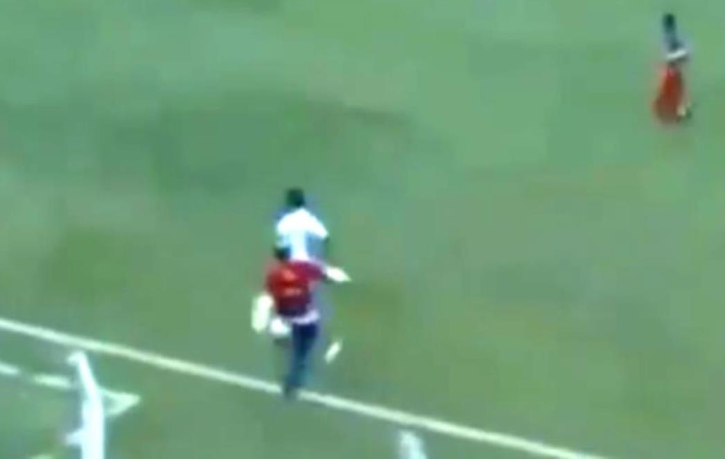 VIDEO: OVO JOŠ NISTE VIDJELI Potpuno izgubio  živce: Pomahnitali trener u naletu bijesa brutalno 'pokosio' igrača u kontri!
