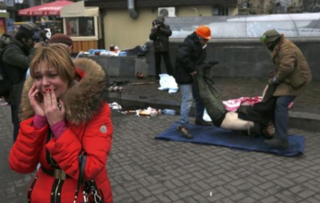 UZNEMIRUJUĆA VIDEO SNIMKA OBIŠLA SVIJET: U Ukrajini izrešetali demonstrante bez imalo milosti