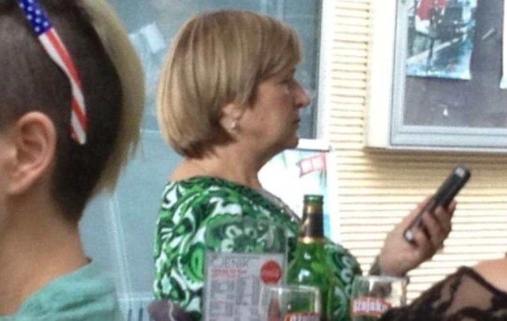 Ruža Tomašić ne slavi s političkim vrhom, nego u kafiću s 'običnim pukom'