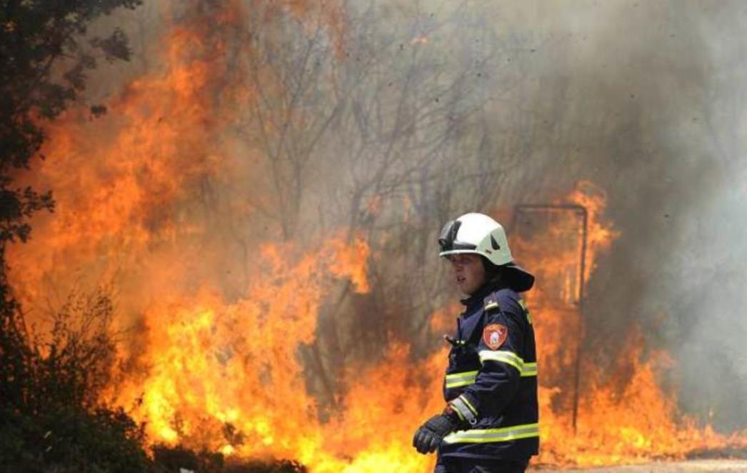Gori Dalmacija: U Vodicama ozlijeđen vatrogasac