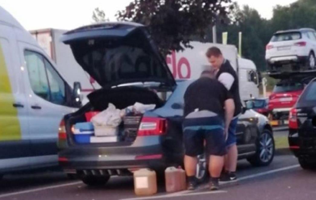 Bloger Krule snimio turiste kako toče svoje gorivo na benzinskoj