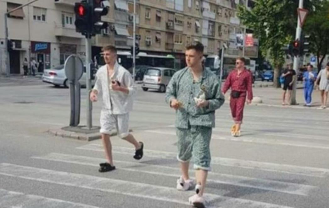 INOVATIVAN STIL Momci iz 'Mamurluka' prošetali Splitom u kućnim papučama