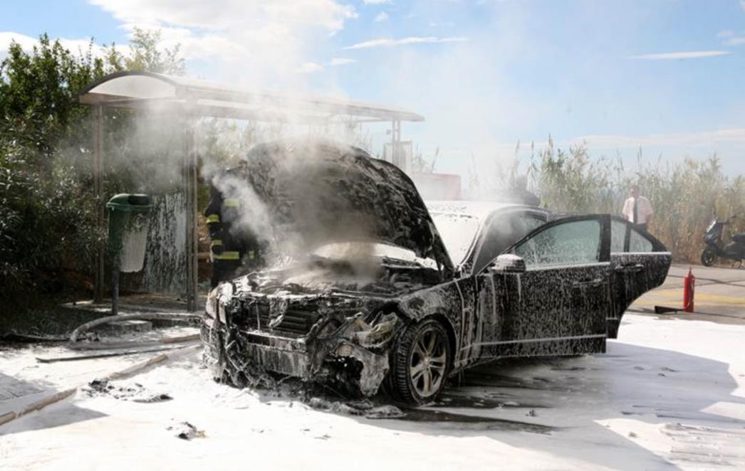Na Dupcu izgorio skupocjeni automobil (FOTO)