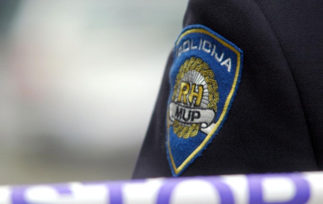 Korčulanin verbalno prijetio djelatnici državne uprave, policija mu pronašla oružje i eksplozivne tvari