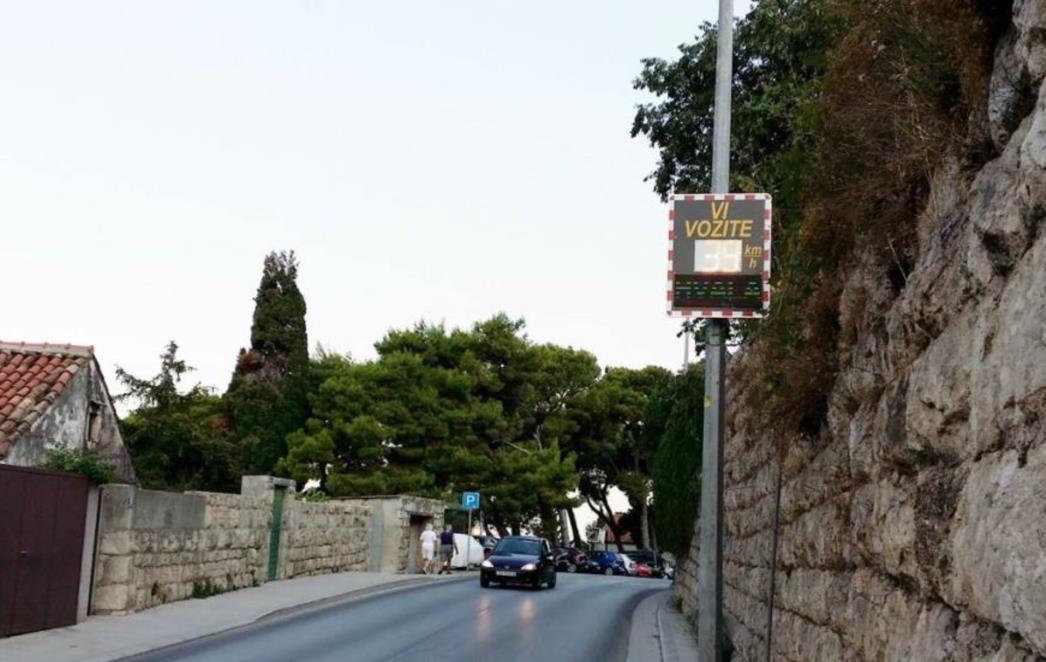 Mjerač brzine postavljen  u Hebrangovoj